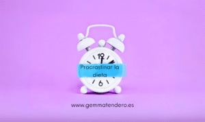 Fondo morado con reloj blanco y web gemmatendero.es